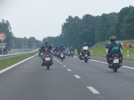 Friends + Bikes
(c) www.kawasaki-z.de