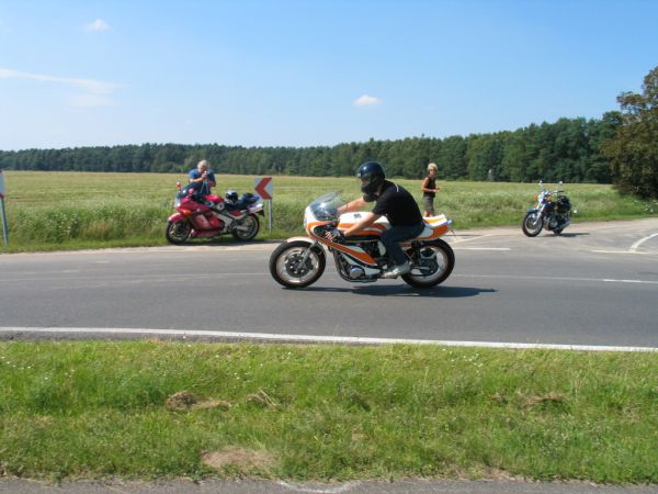Friends + Bikes
(c) www.kawasaki-z.de