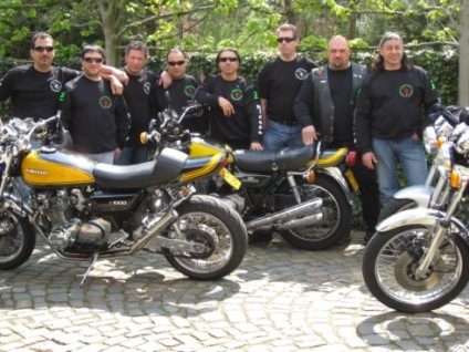 Friends + Bikes
(c) www.kawasaki-z.de