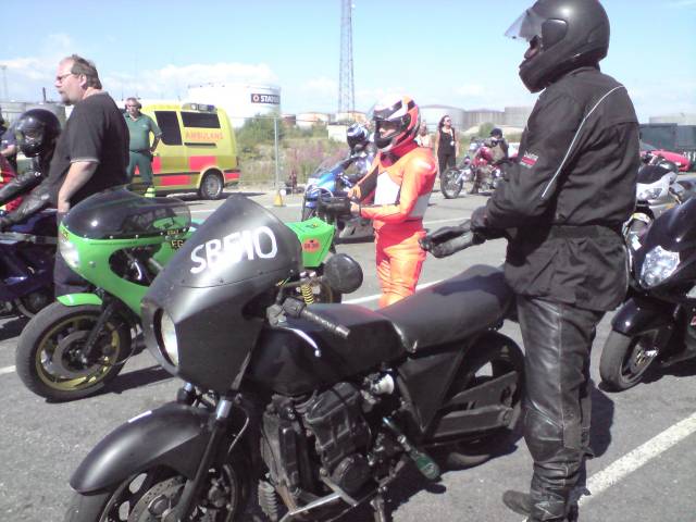 Friends + Bikes
(c) www.kawasaki-z.de