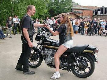 Thema: Bikes+Ladys
(c) www.kawasaki-z.de